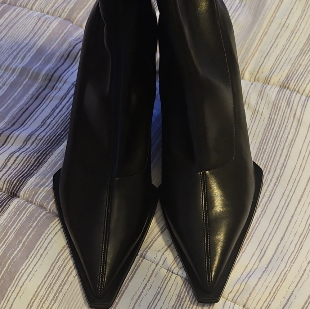 Black Heeled Boots with Pointed Toe and Glossy Finish